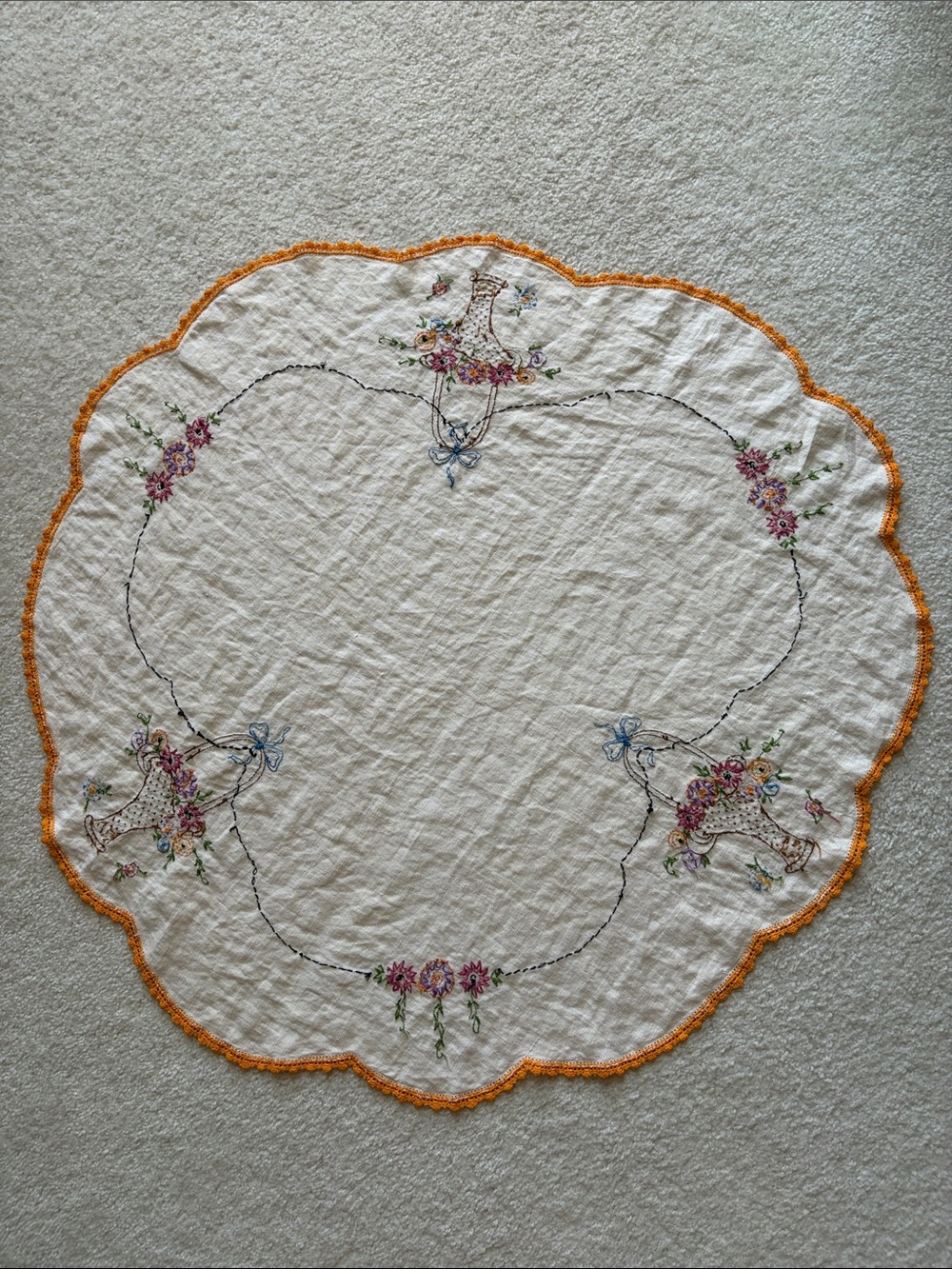 Vintage Embroidered Table Linen - Picture 5 of 5